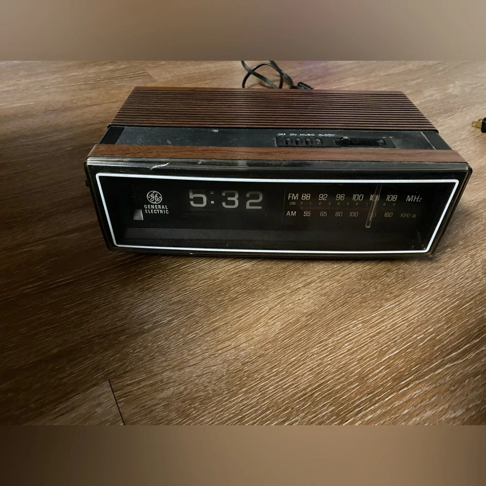 1980s Vtg General Electric GE Flip Clock Radio Model 7-4305C (x3) *PLEASE READ* - Picture 2 of 5